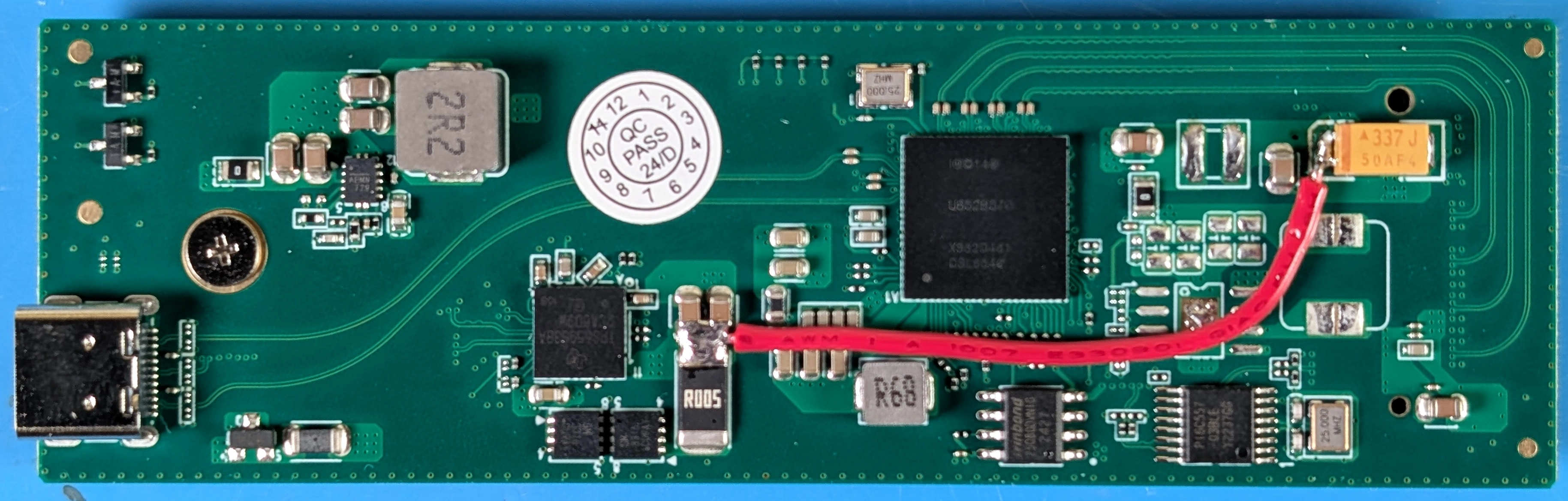 IOCrest TBT3 to NVME adaptor. It is modified according to the instructions above.
